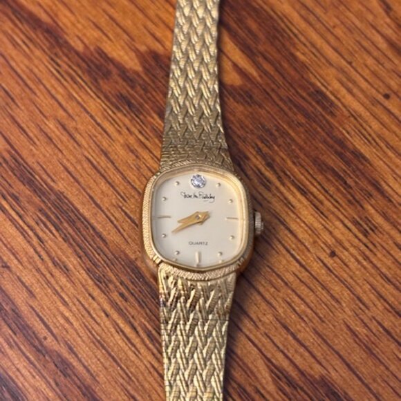 Vintage Diane Von Furstenberg Quartz Ladies Goldtone Adjustable Watch 6.5" - Picture 8 of 8